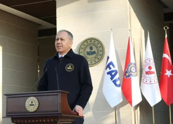 Yüksekova’da buzlu yolda 2 kamyonet çarpıştı