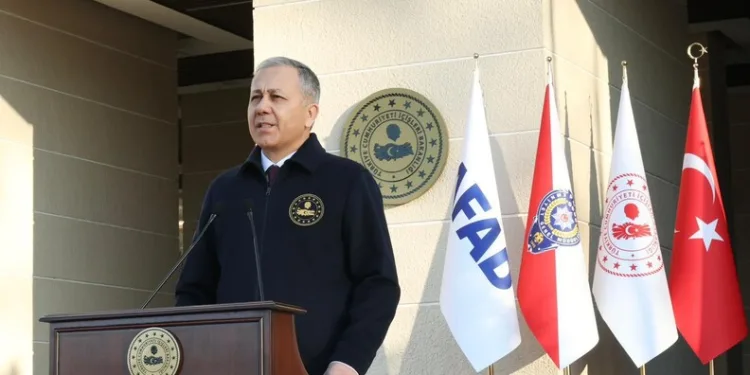Yüksekova’da buzlu yolda 2 kamyonet çarpıştı