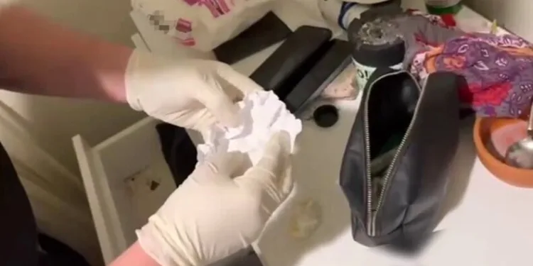 Yüksekova’da buzlu yolda 2 kamyonet çarpıştı