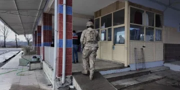 Yüksekova’da buzlu yolda 2 kamyonet çarpıştı