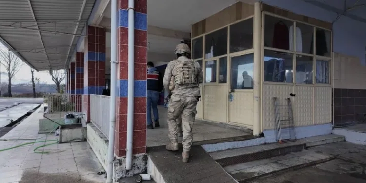 Yüksekova’da buzlu yolda 2 kamyonet çarpıştı