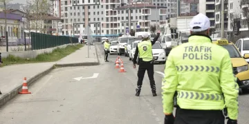 Yüksekova’da buzlu yolda 2 kamyonet çarpıştı