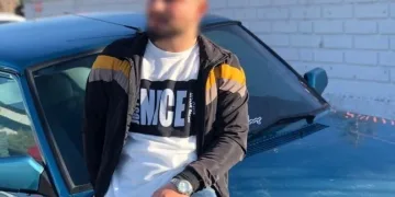 Yüksekova’da buzlu yolda 2 kamyonet çarpıştı