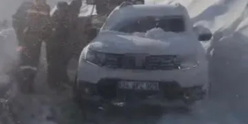 Yüksekova’da buzlu yolda 2 kamyonet çarpıştı