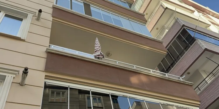 Yüksekova’da buzlu yolda 2 kamyonet çarpıştı