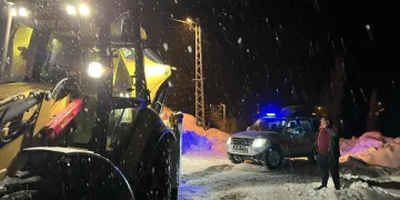 Yüksekova’da buzlu yolda 2 kamyonet çarpıştı