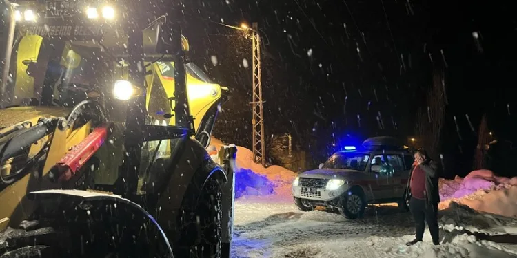 Yüksekova’da buzlu yolda 2 kamyonet çarpıştı