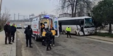 Yüksekova’da buzlu yolda 2 kamyonet çarpıştı