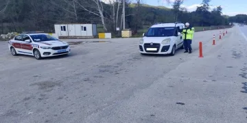 Mardin’de seyir halindeki otomobil alev aldı