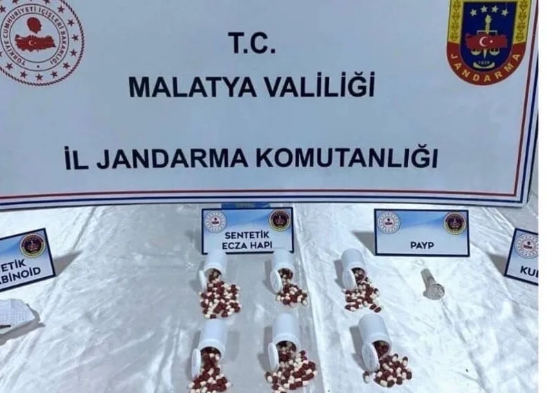 Harmankaya Tabiat Kanyonu’nun yolunu düşen kaya parçası jandarma tarafından kaldırıldı