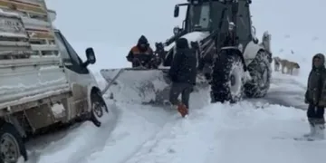 Harmankaya Tabiat Kanyonu’nun yolunu düşen kaya parçası jandarma tarafından kaldırıldı