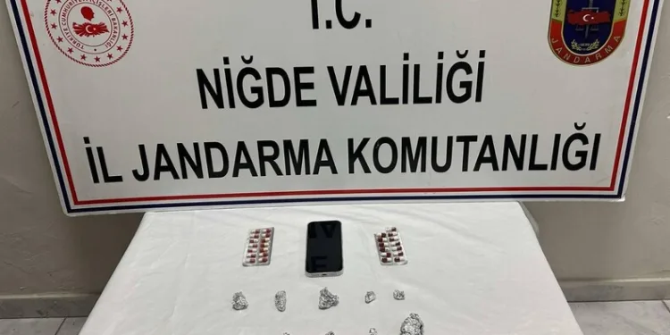 Harmankaya Tabiat Kanyonu’nun yolunu düşen kaya parçası jandarma tarafından kaldırıldı