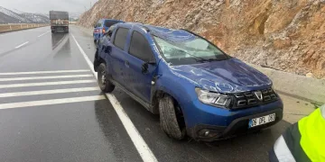 Harmankaya Tabiat Kanyonu’nun yolunu düşen kaya parçası jandarma tarafından kaldırıldı
