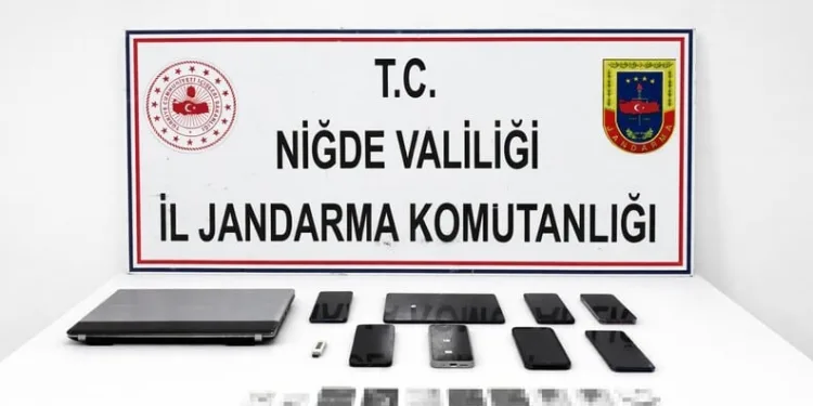 Harmankaya Tabiat Kanyonu’nun yolunu düşen kaya parçası jandarma tarafından kaldırıldı