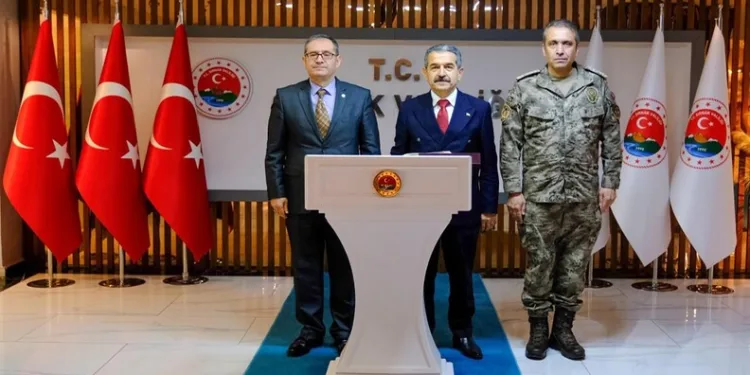 Harmankaya Tabiat Kanyonu’nun yolunu düşen kaya parçası jandarma tarafından kaldırıldı