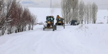 Van’da kardan kapanan 363 yoldan 230’u açıldı