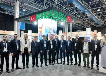ANTALYA’DA KUVVETLİ SAĞANAK TAŞKINLARA YOL AÇTI MİNİBÜSTE MAHSUR KALANLAR KEPÇE YARDIMIYLA KURÇARILDI