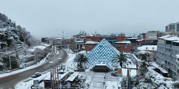 Bursa yeni yıla karla uyandı