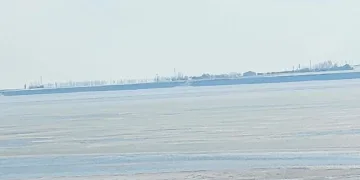 Kuş cenneti Arin Gölü kısmen dondu