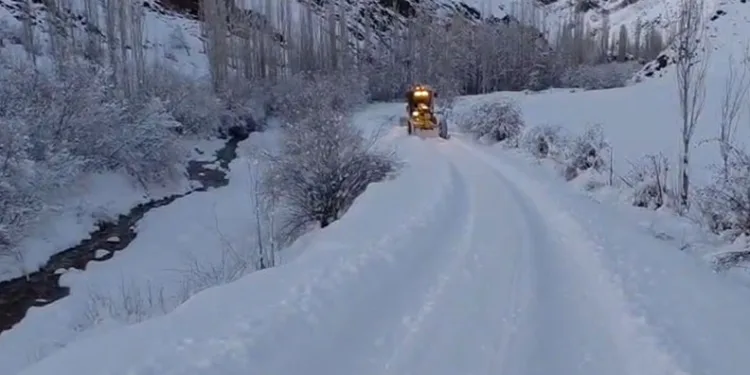 Kars’ta 130 köy yolu ulaşıma kapandı