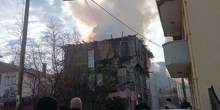 Ev sahibi uyurken elektrikli sobadan yangın çıktı