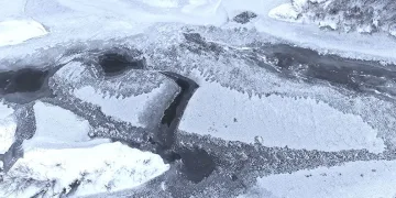 Muş’ta Karasu Nehri buz tuttu