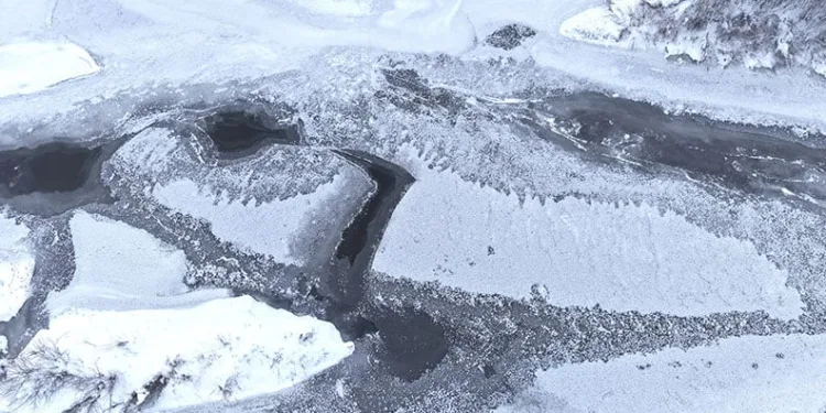 Muş’ta Karasu Nehri buz tuttu