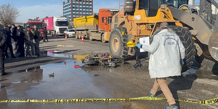 İş makinesinin altında kalan motosikletli hayatını kaybetti