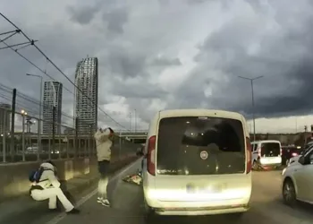 Bursa’da motosikletliye çarptı, önce aracını kontrol etti