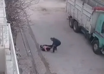 Sokak ortasında bebekli anne ve küçük kıza acımasız saldırı