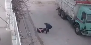 Sokak ortasında bebekli anne ve küçük kıza acımasız saldırı