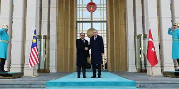 Cumhurbaşkanı Erdoğan, Malezya Başbakanı Enver İbrahim’i törenle karşıladı