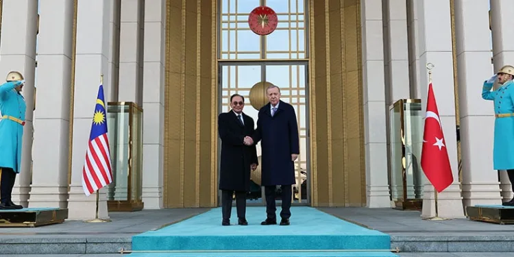 Cumhurbaşkanı Erdoğan, Malezya Başbakanı Enver İbrahim’i törenle karşıladı