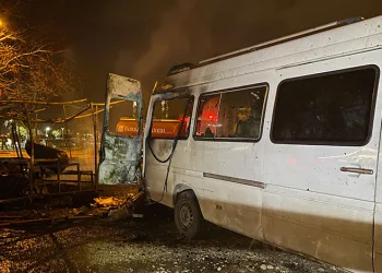 Bursa korkutan yangın: Baraka ve minibüs alev topuna döndü