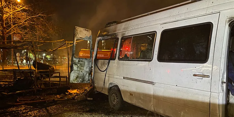 Bursa korkutan yangın: Baraka ve minibüs alev topuna döndü