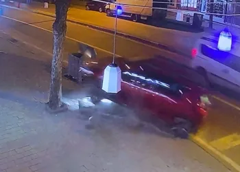 Bursa’da fren yerine gaza bastı, 2 kişi yaralandı