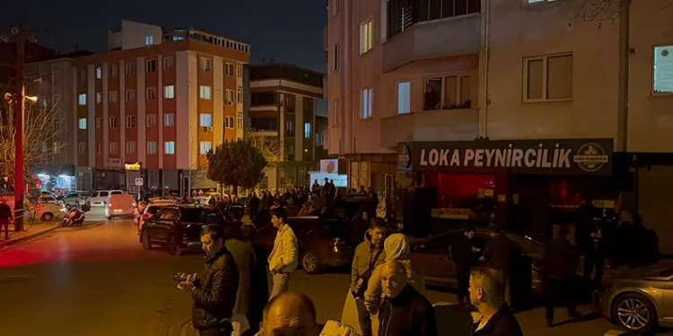 Gebze’de 5 katlı apartmanın girişi çöktü