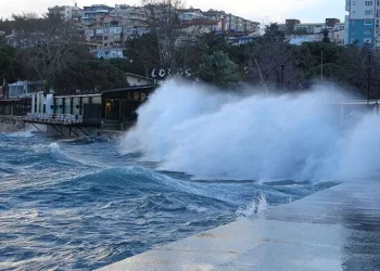 Çanakkale Boğazı fırtına nedeniyle kapatıldı