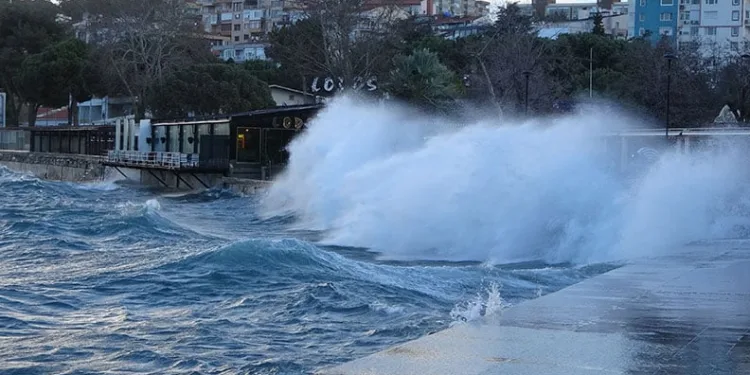 Çanakkale Boğazı fırtına nedeniyle kapatıldı