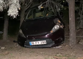 Motosikletle çarpışan otomobil alışveriş merkezi bahçesine uçtu