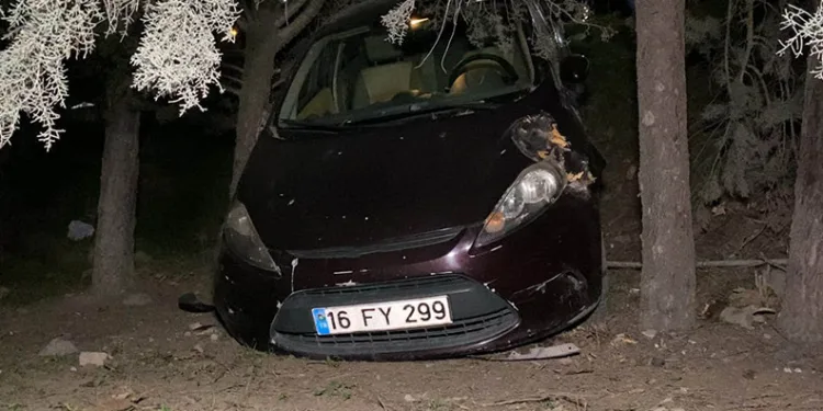 Motosikletle çarpışan otomobil alışveriş merkezi bahçesine uçtu