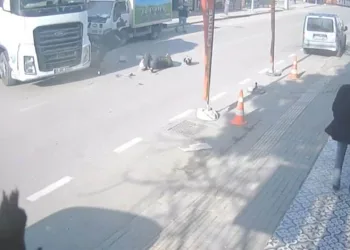 Bursa’da anayola çıkan TIR’a, motokurye çarptı