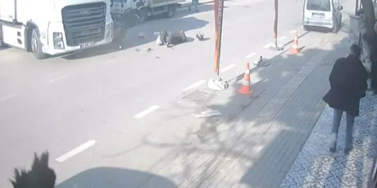 Bursa’da anayola çıkan TIR’a, motokurye çarptı