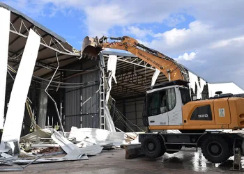 Tarım arazisine kaçak yapılan depolar yıkıldı