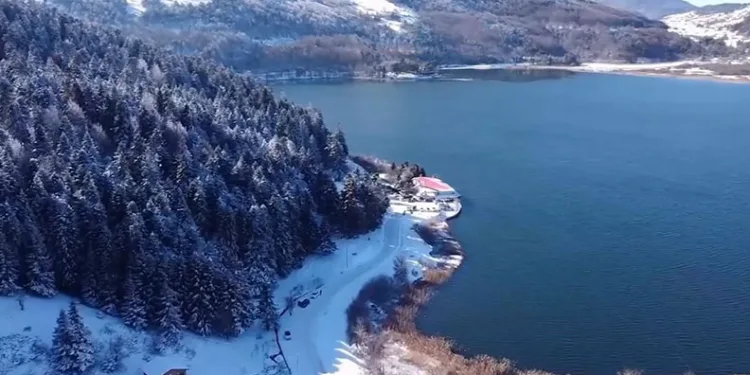 Abant Gölü’nde kış güzelliği
