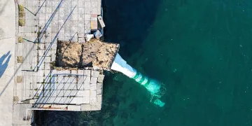 Fırtınanın etkisiyle devrilen deniz feneri havadan görüntülendi