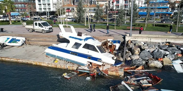 Tuzla’da fırtına sonrası hasar tespit çalışmaları sürüyor