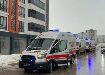 Sitede doğal gaz zehirlenmesi: 6 kişi hastaneye kaldırıldı