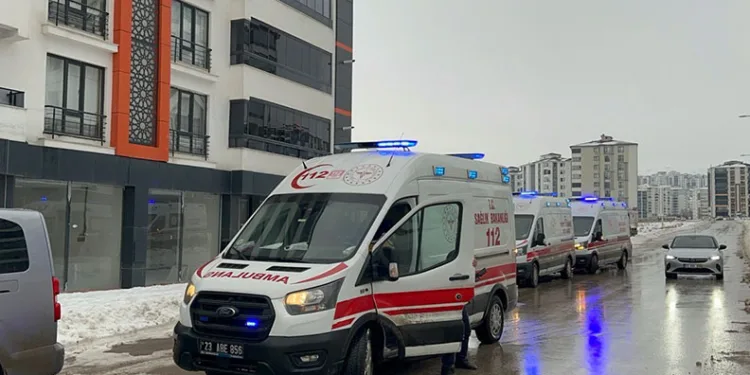 Sitede doğal gaz zehirlenmesi: 6 kişi hastaneye kaldırıldı