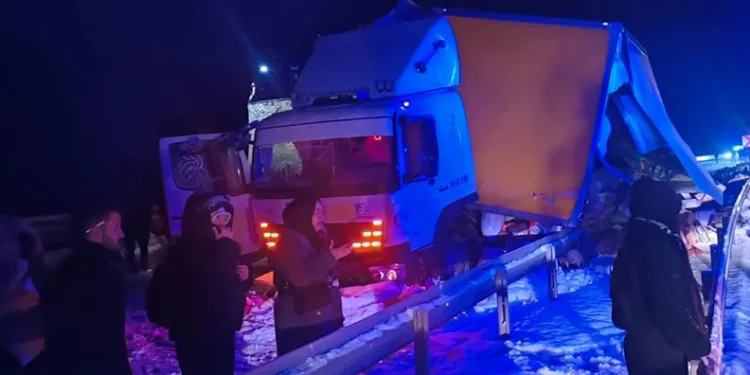 Sarıkamış’ta otobüs kamyona çarpı: 9 yaralı
